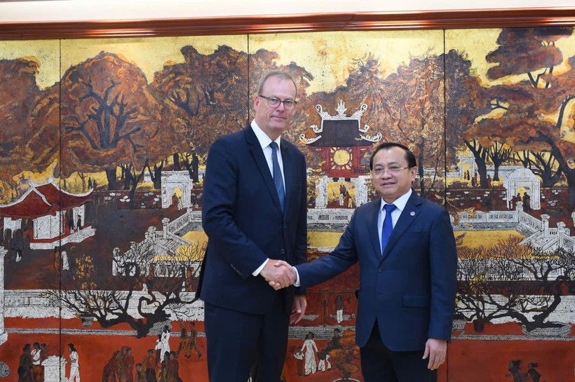 Deputy Minister of Finance Le Tan Can (R) and Chief Executive of UK Export Finance (UKEF) Tim Reid at their meeting in Hanoi on September 22 (Photo: tapchikinhtetaichinh.vn)