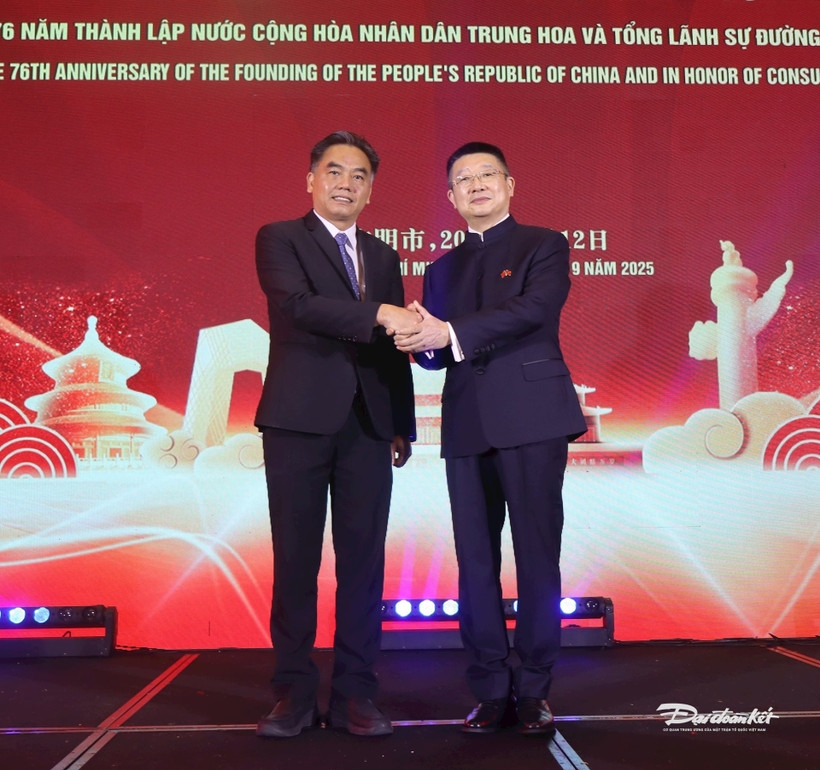 Vice Chairman of the Ho Chi Minh City People’s Committee Nguyen Loc Ha (L) and Chinese Consul General Tang Li at the event. (Photo: daidoanket.vn)