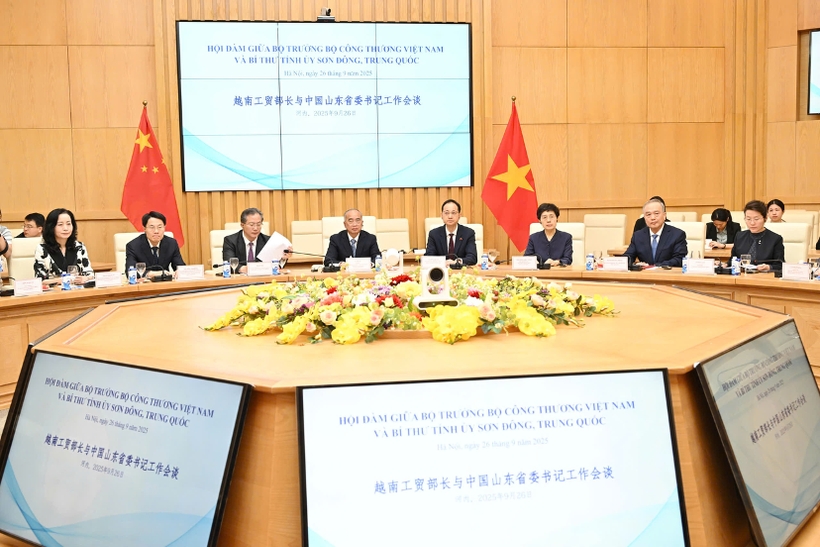 At the talks between Vietnamese Minister of Industry and Trade Nguyen Hong Dien and Secretary of China's Shandong provincial Party Committee Lin Wu (Photo: VNA)