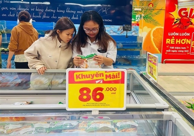 Consumers shop at a supermarket in Ho chi Minh City. (Photo: VNA)