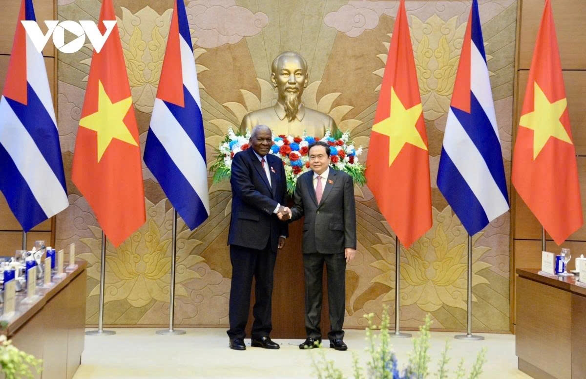 Tran Than Manh (R), Chairman of the National Assembly of Vietnam, and his Cuban counterpart Esteban Lazo Hernandez shake hands ahead of their talks in Hanoi on September 30