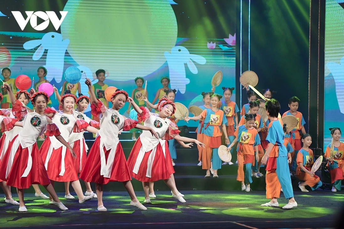 Children of the Sao Tuoi Tho (Childhood Star) Club perform traditional Mid-Autumn Festival celebrations in Vietnam
