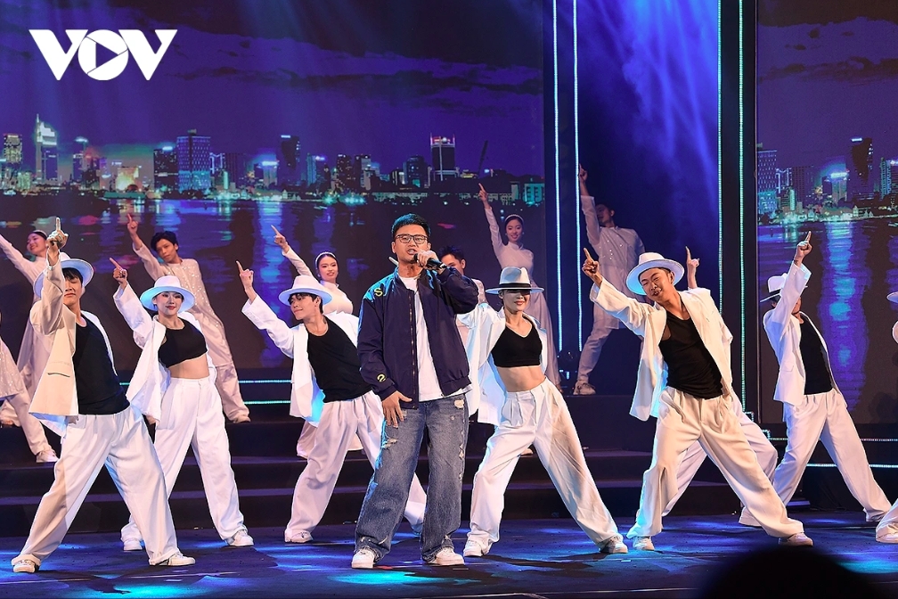 A performance depicting the landscapes of Vietnam and China opens the event