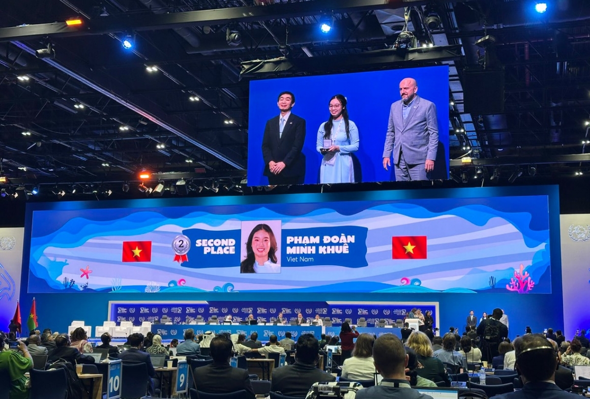 Pham Doan Minh Khue, a tenth-grade student from Da Nang City, Vietnam, wins second prize at the Universal Postal Union (UPU)’s 54th international letter writing competition. (Image source: Vietnam Post)