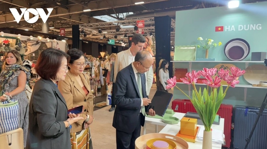 Vietnamese Ambassador to France Dinh Toan Thang visits Vietnam’s handicraft booth