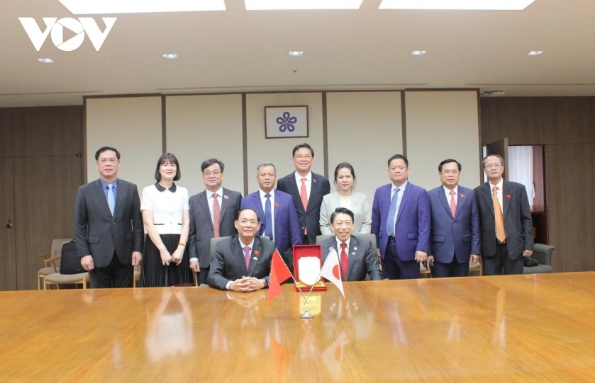 Vietnamese delegation poses for a commemorative photo with representatives of Fukuoka Prefecture leaders