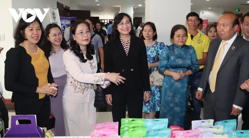 Vietnamese Deputy Minister of Industry and Trade Phan Thi Thang (middle, in black) speaks with Vietnamese and Cambodian businesses at the conference