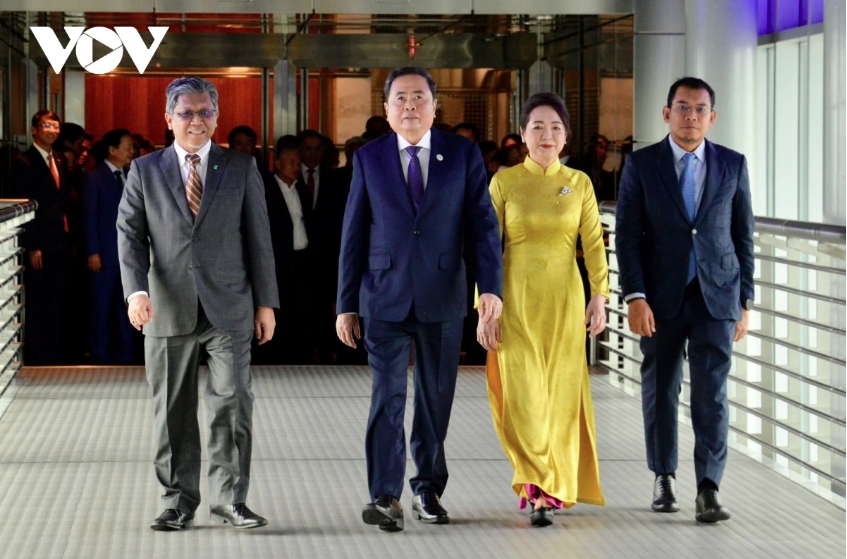 Vietnamese National Assembly Chairman Tran Thanh Man and his spouse visit the Petronas Towers