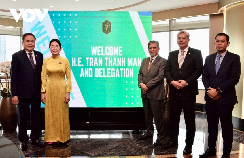 NA Chairman Tran Thanh Man meets with Petronas leaders in Malaysia