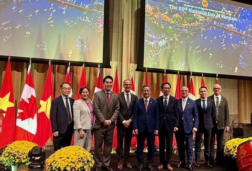Vietnamese Ambassador to Canada Pham Vinh Quang (centre) and officials and parliamentarians of Canada pose for a photo at the ceremony. (Photo: VNA)