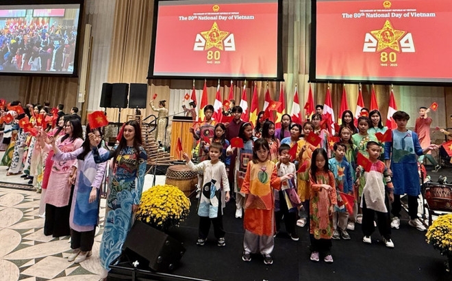 An ao dai show by Vietnamese students in Canada at the ceremony (Photo: VNA)