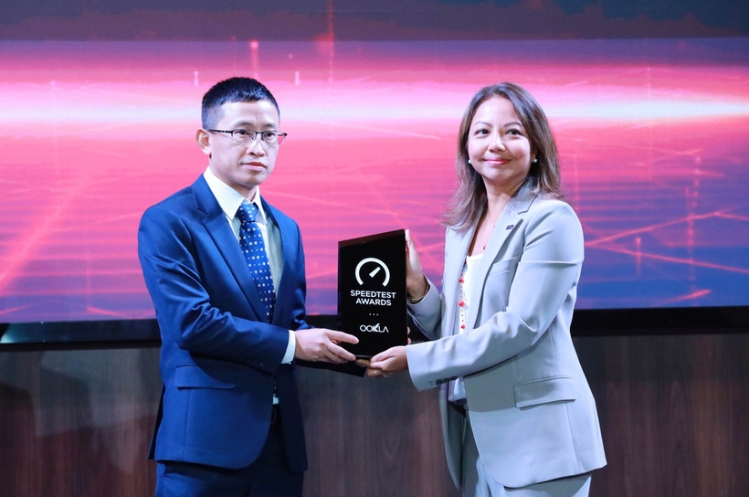 Susila Johnston, a representative of Ookla, presents the award to Star Telecom (Unitel). (Photo: VNA)
