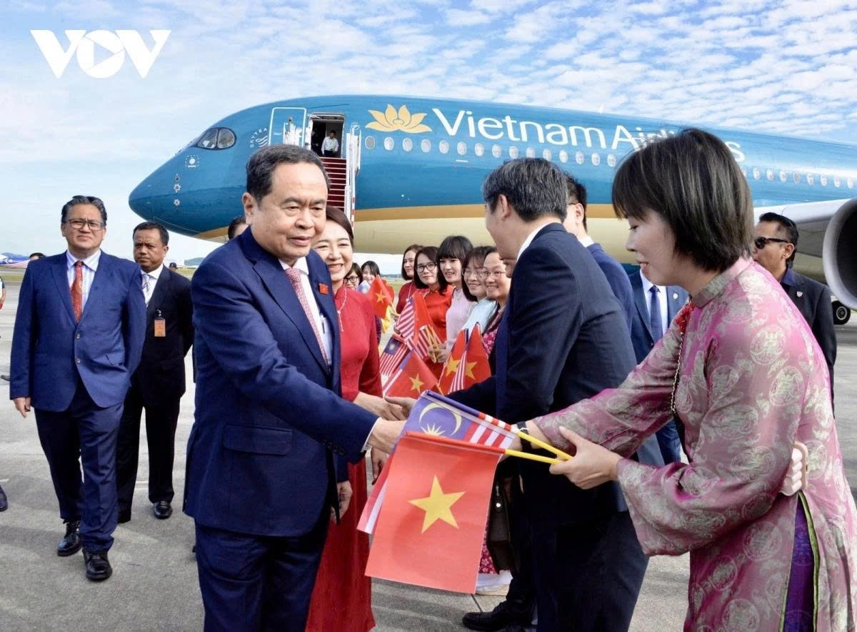 National Assembly Chairman Tran Thanh Man and his spouse receive warm welcome at Kuala Lumpur International Airport upon their arrival for AIPA-46 and official visit to Malaysia