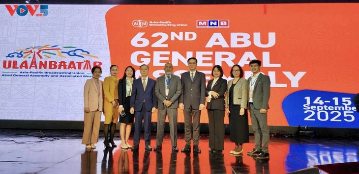 VOV delegation with ABU Secretary-General Ahmed Nadeem (center)