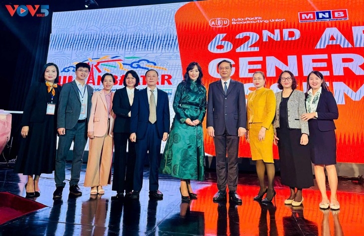 VOV delegation with Gerel Gankhuyay, Director General of Mongolian National Broadcaster (sixth from left)