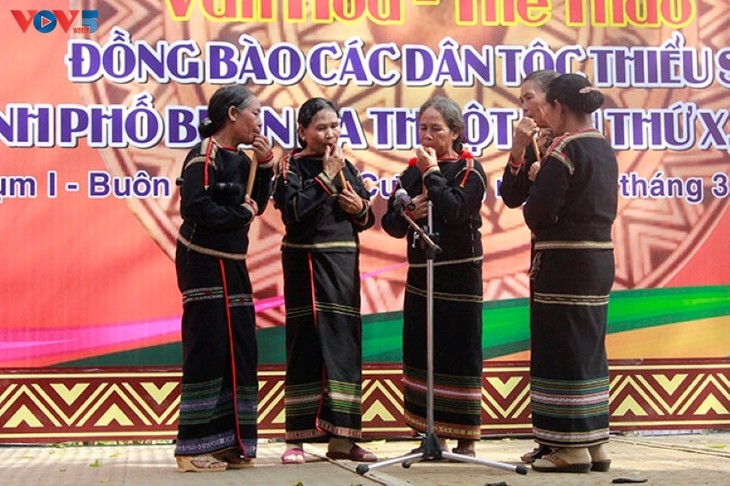 Ede women perform dinh tut flutes at a culture exchange of ethnic groups. (photo: H Zawut Byă/VOV-Central Highlands)