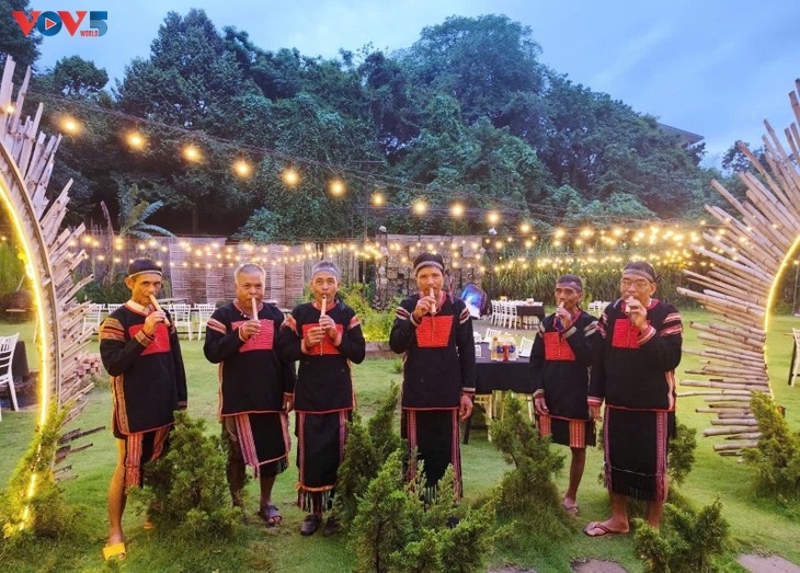 Ede man perform Dinh tut flutes at a tourism site. (Photo: H Zawut Byă/VOV-Central Highlands)