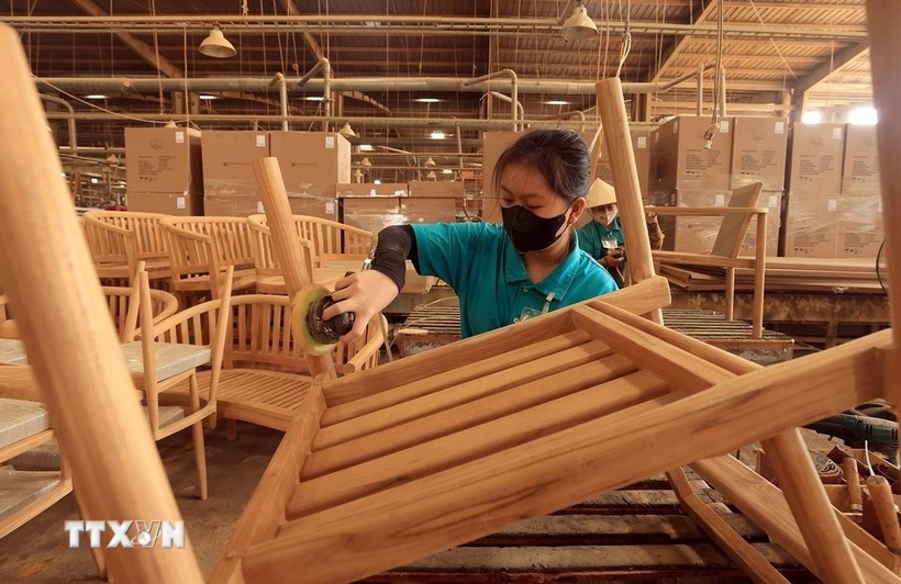 Production of wooden chairs for export. (Photo: VNA)