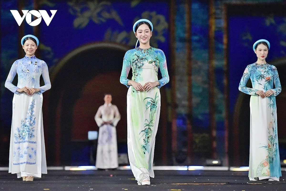 The special fashion programme called “Footsteps of Heritage” takes place at the Thang Long Imperial Citadel, Hanoi, on the evening of October 11, as part of the first Cultures of the World Festival.