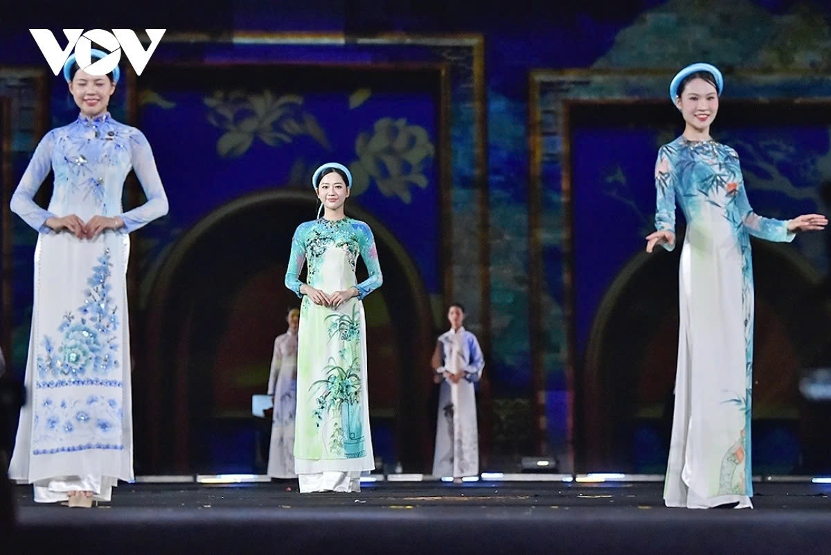 Alongside its delicate designs, serving as cultural snapshots and messages of friendship, understanding, and the aspiration for peace, Anh Thu’s collection “Heritage in Hanoi” also represents a bridge between tradition and modernity.