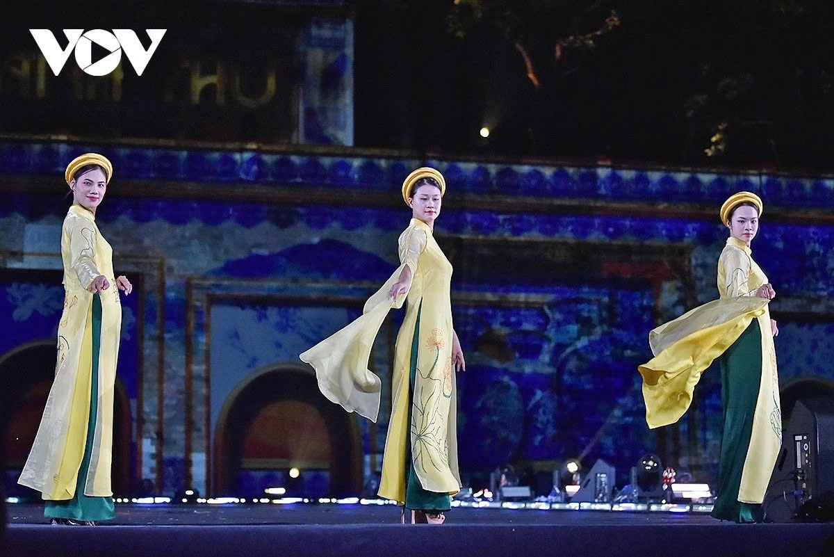 Motifs of Bát Tràng ceramics, the conical hat (nón lá), and the image of the pure lotus evoke the beauty of Vietnam celebrated in Trinh Cong Son’s music, reflecting the rich cultural depth of the ancient capital.