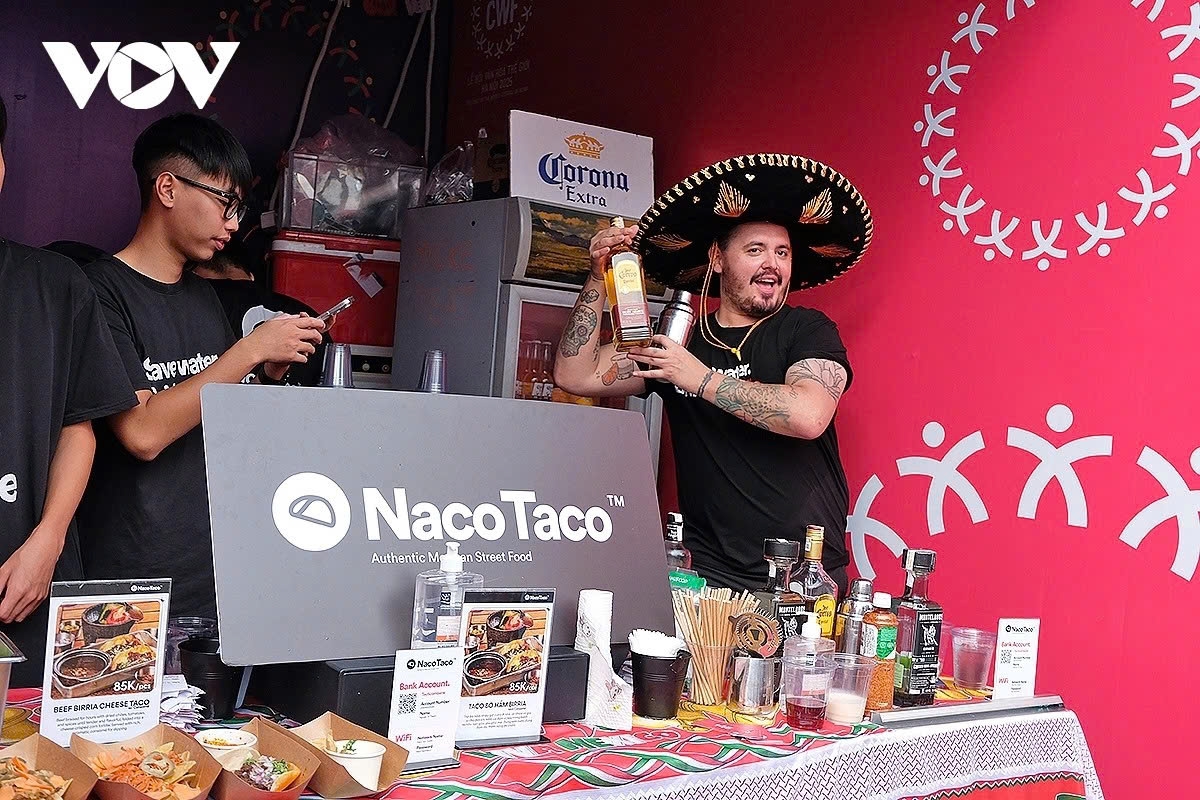 The chef at the Mexican food stall (right) enthusiastically shares “I really enjoy culinary festivals like this, where people can experience the diversity and uniqueness of cuisines from all around the world. Through food, cultures across the globe come closer together. Cuisine creates a powerful connection among cultures, despite their differences.”