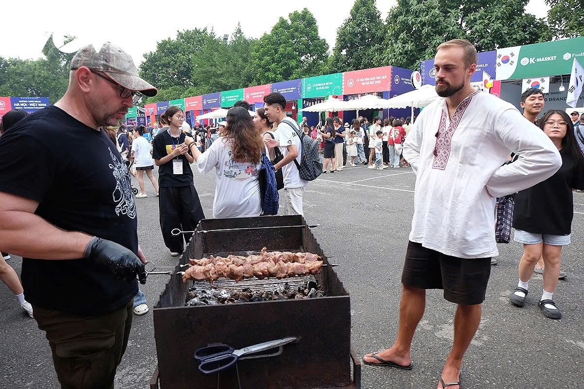 The dishes are freshly prepared on-site and presented close to visitors, creating more opportunities for cultural exchange and interaction among countries.