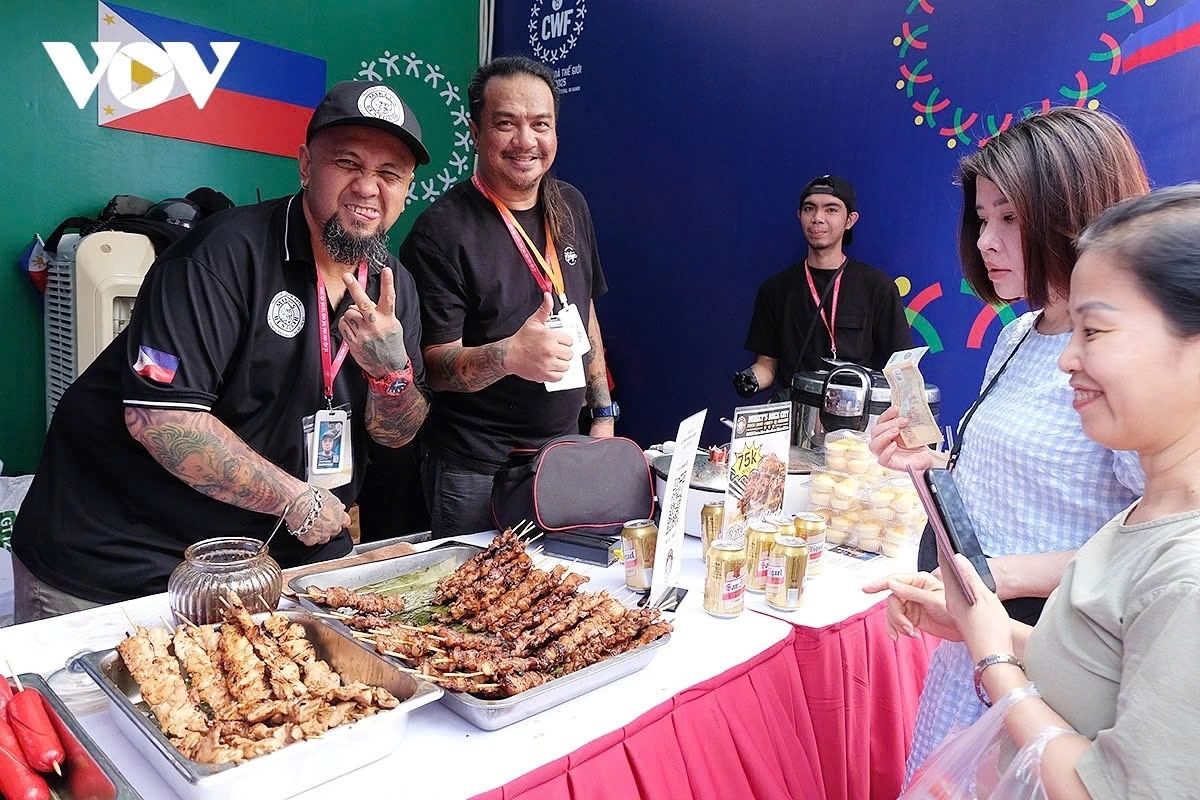 Many visitors remark that Filipino street food is quite similar to Vietnamese street food, especially the grilled dishes.