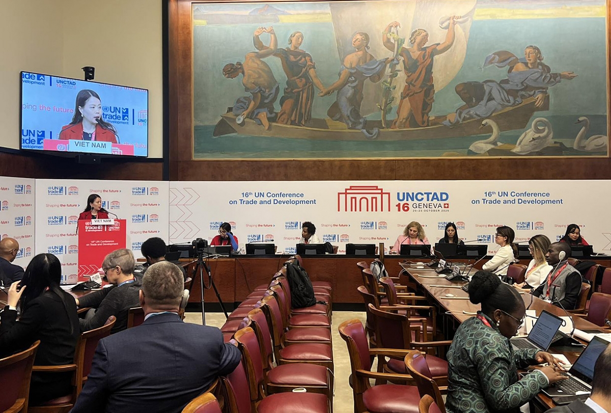 Vietnamese Deputy Minister of Foreign Affairs Nguyen Minh Hang speaks at the UNCTAD 16 roundtable in Geneva, Switzerland, on October 21. (Photo: MOFA)
