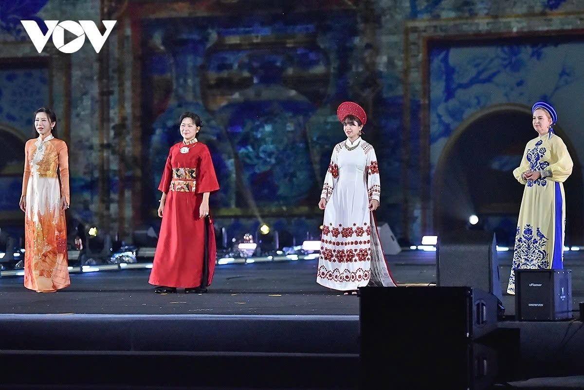 The event attracts the participation of ambassadors’ spouses from the United States, Japan, the Czech Republic, and Ukraine, who showcase Vietnamese Áo Dài designed by Anh Thu of the Áo Dài Ngan An brand.