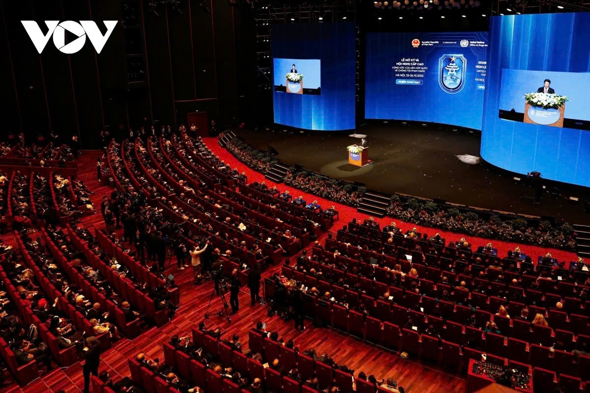 An overview of the signing ceremony.