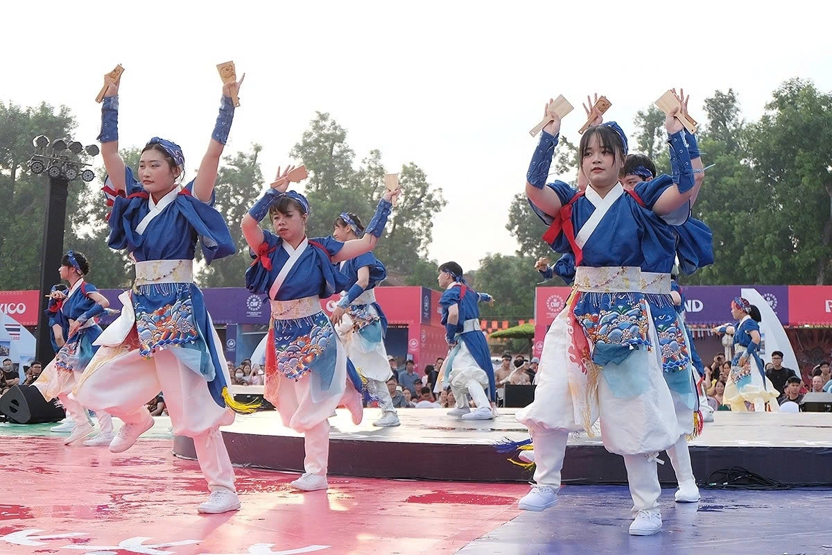A total of 23 art troupes from both Vietnam and abroad are participating in the festival. In the photo, Vietnamese and Japanese art troupes perform the Yosakoi street dance.
