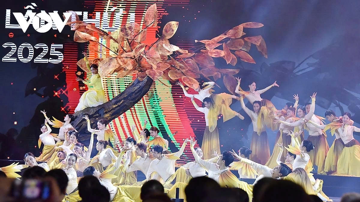 The opening ceremony begins with a festive drum salute, followed by the “Autumn Concerto” performed by Tri Minh, New Wave Orchestra, traditional artists, and the TA Dance Company.