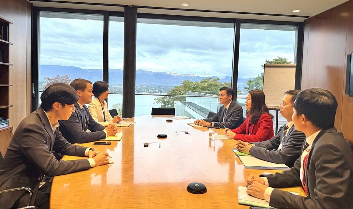 Vietnamese Deputy Minister of Foreign Affairs Nguyen Minh Hang (in red jacket) holds a meeting with Stephan Mergenthaler, Managing Director at the World Economic Forum, in Geneva, Switzerland, on October 21. (Photo: MOFA)