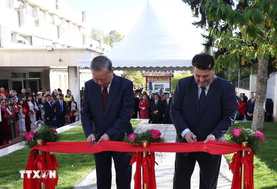 Vietnamese General Secretary To Lam (L) and Bulgarian Deputy Prime Minister Atanas Zafirov jointly cut the ribbon to inaugurate the Statue of President Ho Chi Minh in the courtyard of the Vietnamese Embassy in Sofia. (Photo: VNA)