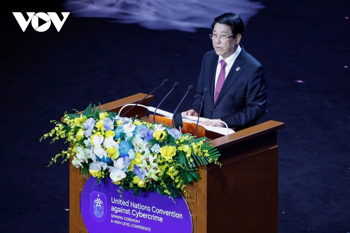 In his opening remarks, President Luong Cuong notes that cybercrime is rapidly expanding in scale, complexity, and impact, posing a direct challenge to national security, development, and the daily lives of people in the digital era. He emphasizes that hosting the signing ceremony of the Hanoi Convention is not only an honour for Vietnam but also reflects the country’s commitment and responsibility to the international community in fostering a safe and sustainable cyberspace.