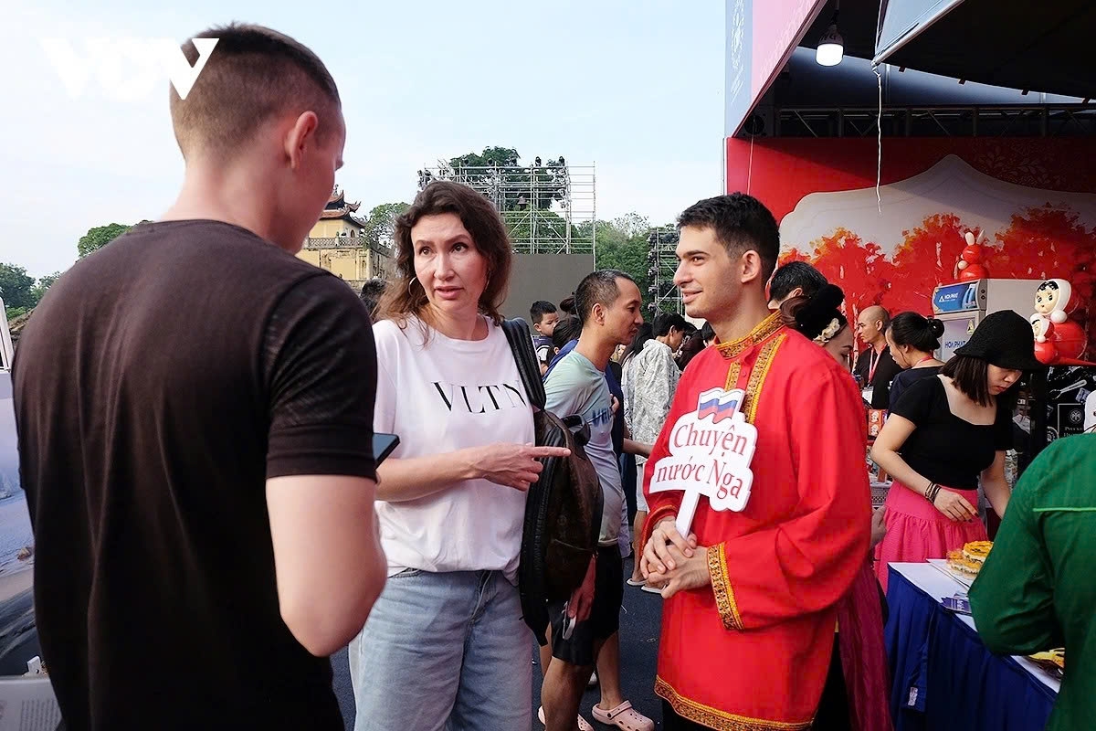 At the “Cultural Avenue” experience area, visitors can explore booths representing countries such as China, the Republic of Korea, Japan, the United States, Russia, France, Iran, Angola, Laos, the Philippines, and others.