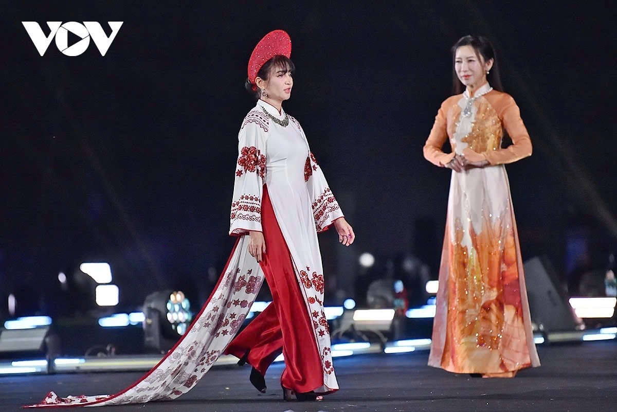 Indira Gumarova, spouse of the Czech ambassador, wears an Áo Dài adorned with Bohemian garnet stones, reflecting Czech culture.