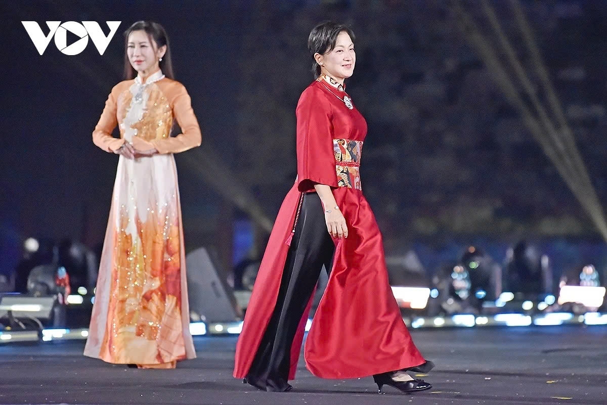 Yuki Ito, spouse of the Japanese ambassador, puts on a design inspired by the traditional kimono, incorporating Japan’s iconic red colour.