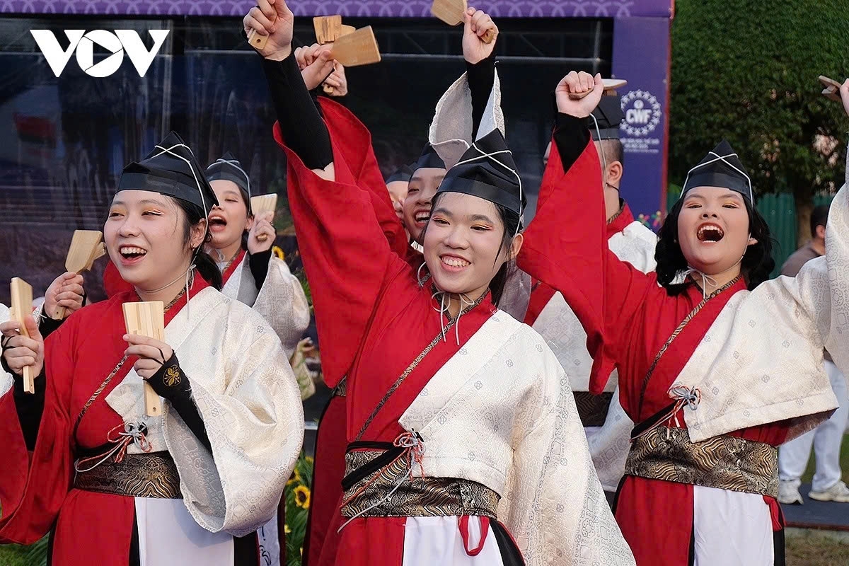In particular, visitors have the chance to try on traditional costumes from many countries around the world.