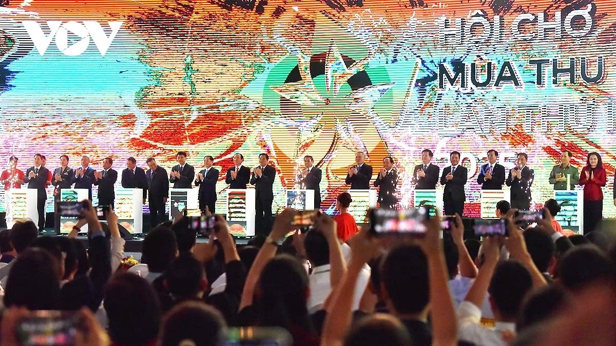 Prime Minister Pham Minh Chinh and other key delegates press the button to inaugurate the Autumn Festival 2025.