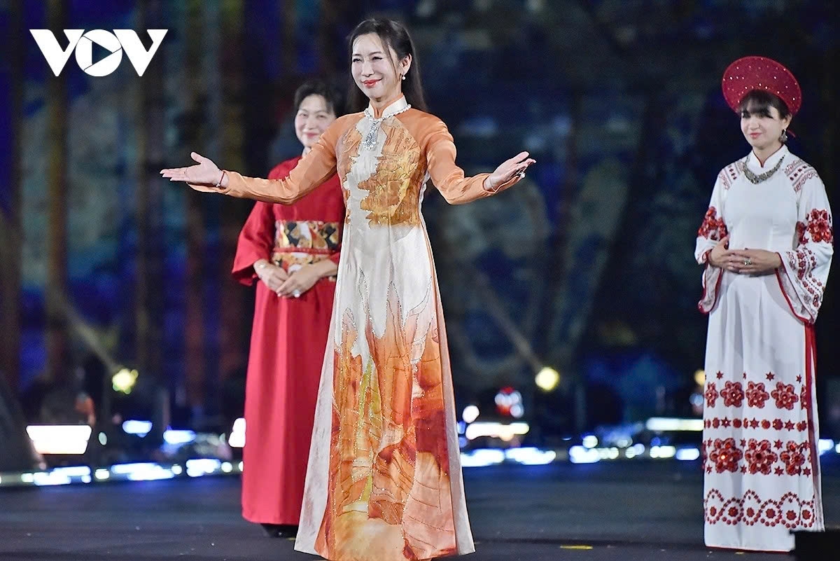 Suzuko Knapper, spouse of the US ambassador, wears an Áo Dài featuring the Grand Canyon, symbolising America’s natural beauty.