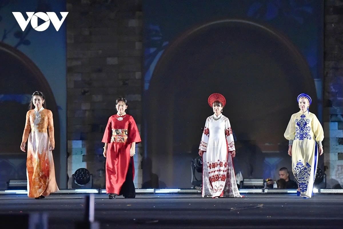 Each design for the ambassadors’ spouses represents a cultural snapshot and conveys a message of friendship, mutual understanding, and the aspiration for peace among nations.