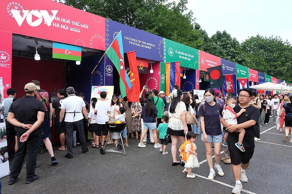 The food court area continuously attracts large crowds of locals and tourists coming to explore and experience distinctive delicacies of the countries.