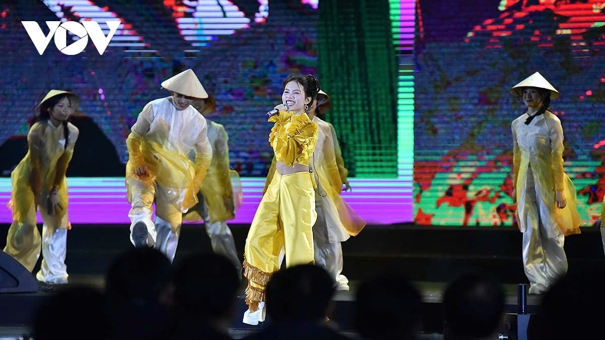 Renowned singers including My Tam, Phuong My Chi, Vo Ha Tram, and Dong Hung performed iconic Vietnamese songs such as “Nhớ Mùa Thu Hà Nội”, “Nguyện là Người Việt Nam”, “Một Vòng Việt Nam”, and “Việt Nam Ơi”.