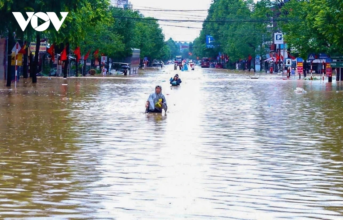 A major street in Thai Nguyen province has been severely flooded due to rapidly rising floodwaters