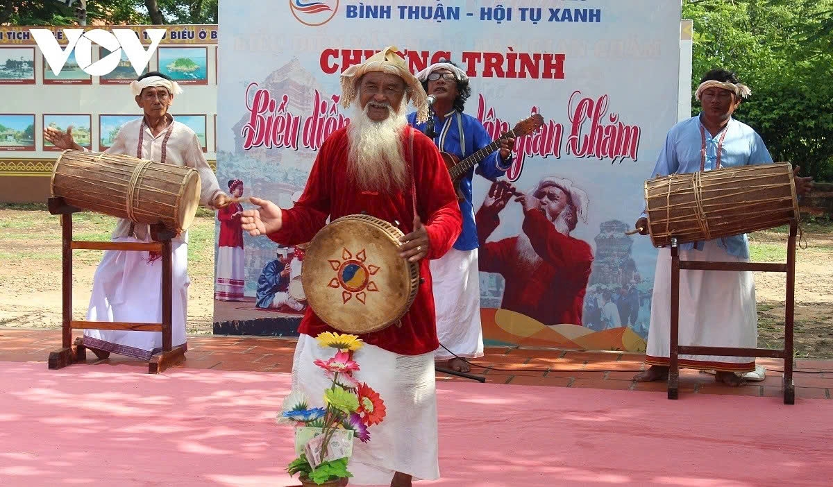 A performance of Cham folk arts at Po Sah Inư Temple Tower