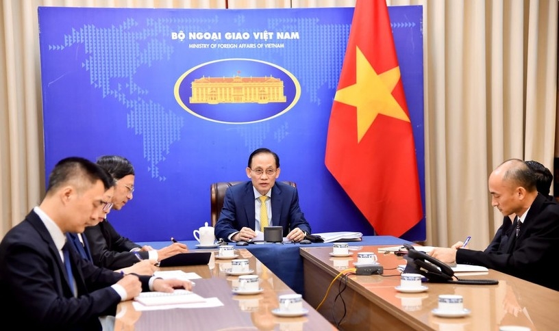 Le Hoai Trung, Acting Minister of Foreign Affairs, and Thai Foreign Minister Sihasak Phuangketkeow discuss bilateral ties during a phone call (Photo:VNA)