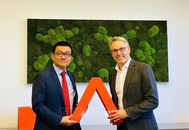 Vietnamese Ambassador to Austria Vu Le Thai Hoang meets Austrian Business Agency Managing Director Rene Tritscher (Photo:VNA)