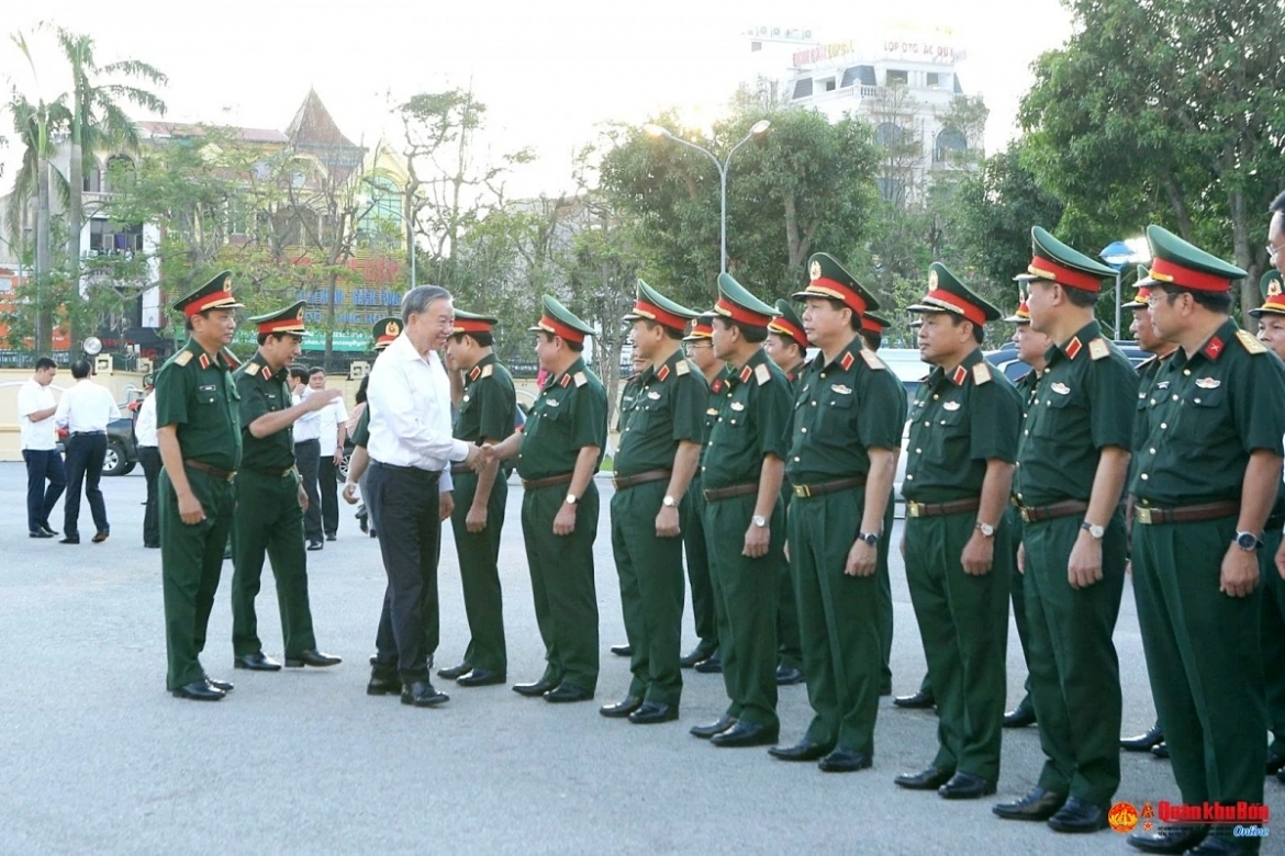Party General Secretary To Lam shakes hands with the leadership of Military Region 4. (Photo:Military Region 4) 